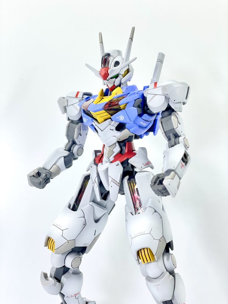 前太ももの広い面はもともとラインが1本も入っておらず間延びしてるように感じたのでスジ彫りで情報量を増やしました。