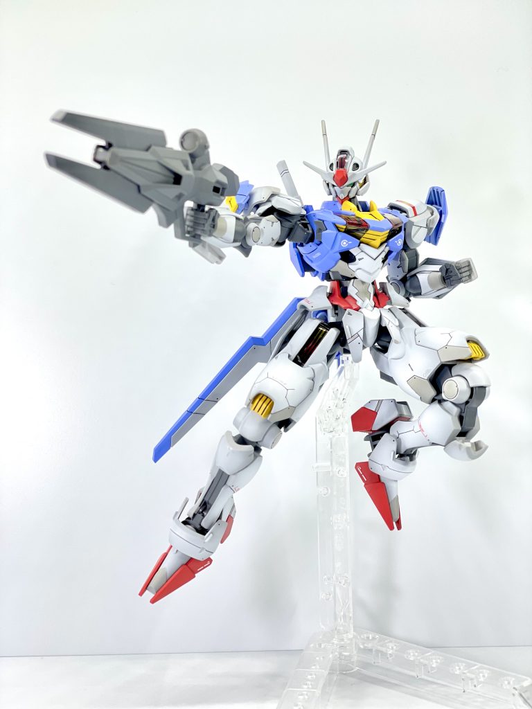 ビットオンフォーム状態でビームライフル装備スタイルが気になりましたがよく拝聴しているガンプラYouTuberさんが行っていた股関節の付け替えでスタイルを改良しました!意外と気に入ってます。