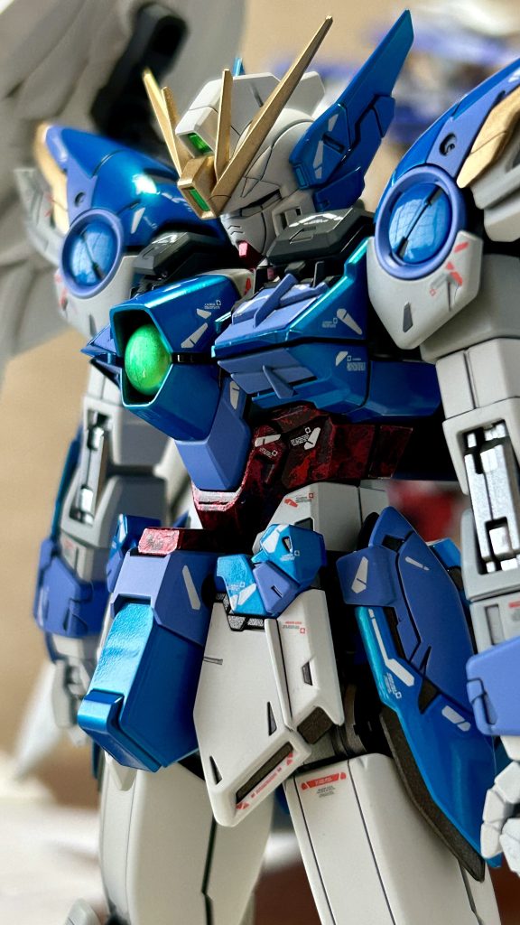 キャンディ塗装からのヤスリで水研ぎしてコンパウンドで光沢感を出しました!肩アーマーから障子が見えるくらいピカピカに仕上げました!