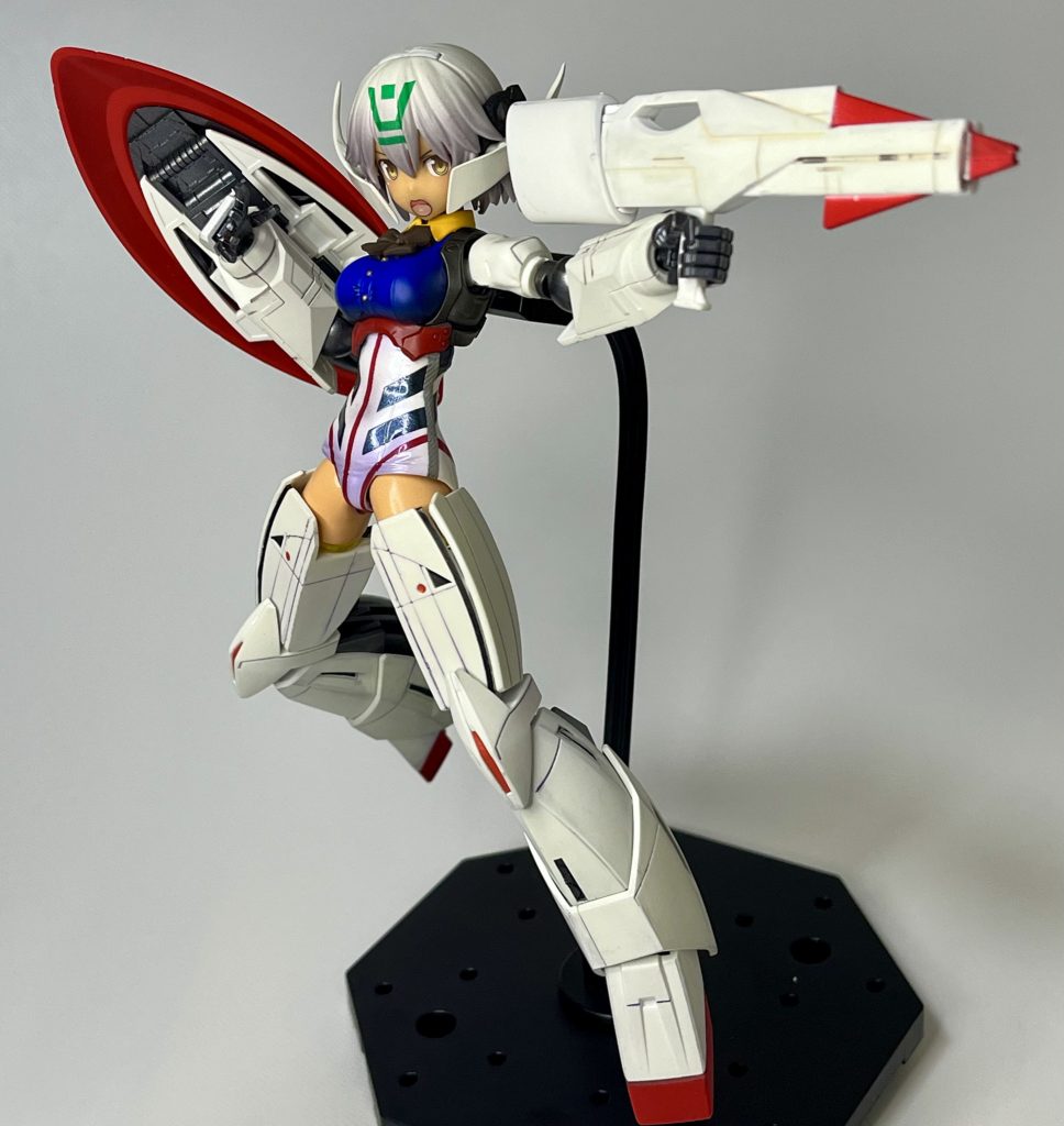 「人の命を大事にしない人とは、僕は誰とでも戦いますっ!」瞳デカールはMILKSEAFOODさんのソルジャー用のものを使用胴体はターンエーカラーのメイド服とロランのパイロットスーツイメージです。