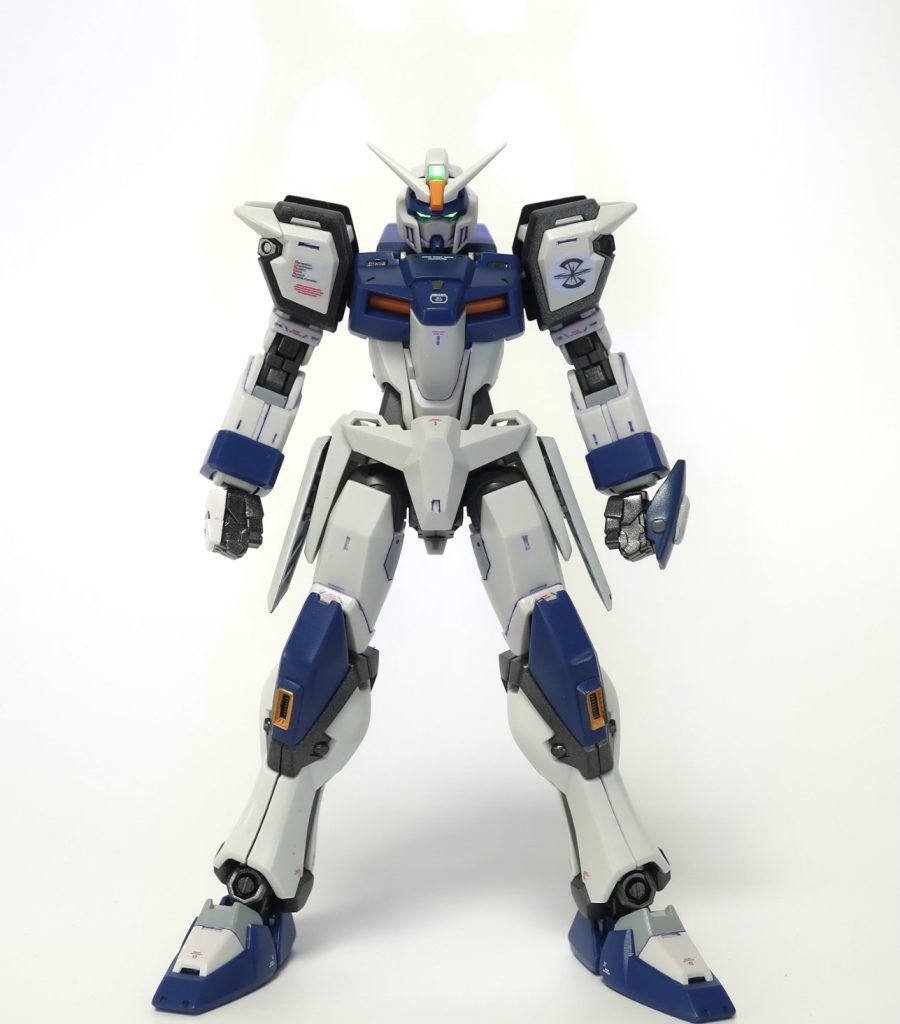 デュエルガンダム改。可動範囲を阻害する肩アーマーは思い切って外しました。白部分はほぼ成形色で各部にディテール追加してます。旧HGとまるで別物になってて驚き。20年越しにこのクオリティのデュエルガンダムが手に入る嬉しさよ