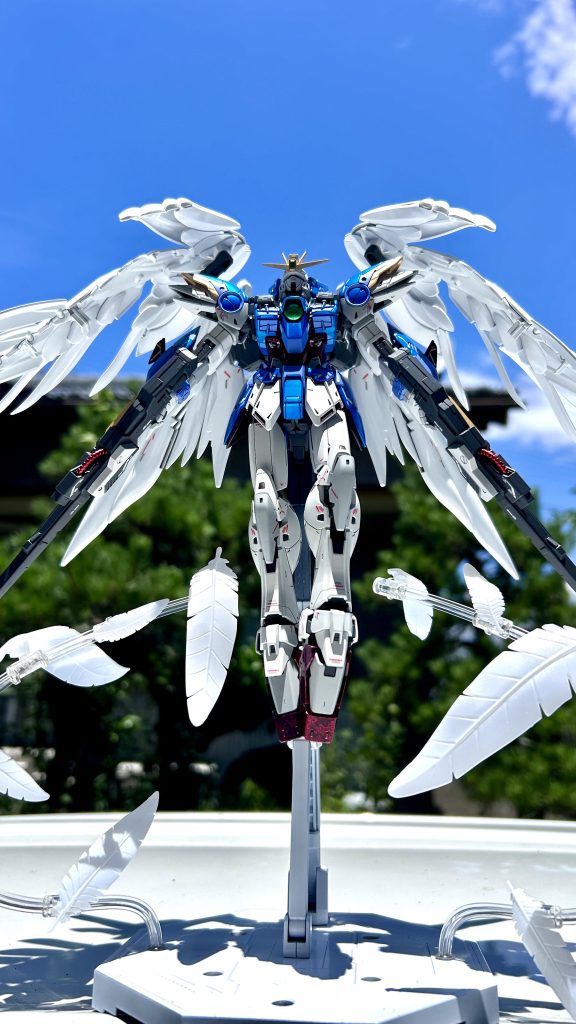 付属のベースに以前購入したRGウイングゼロの羽エフェクトを装着しました!羽ばたいてる感じがカッコいいです✨