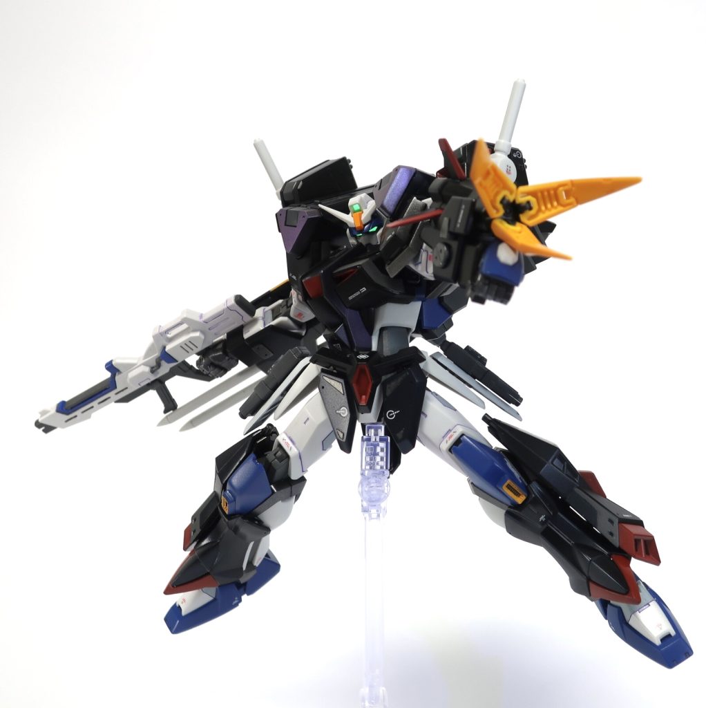 ブリッツガンダムっぽくアクション。肩アーマーと背中のビームサーベルラック切り落としにより、ポーズはとりやすくなりました