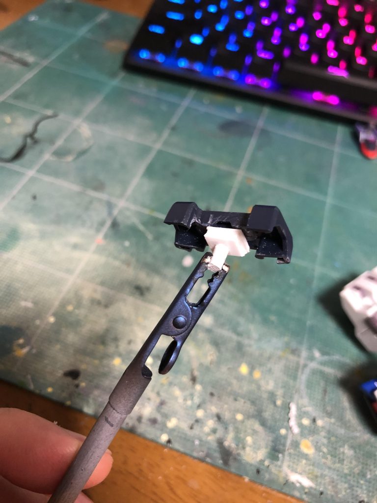 制作は簡単で、2軸接続の機体の背面パーツを加工し(画像はHGフリーダム)、ストライカーパック接続コネクタをプラ板と3mm棒で作成して接着します。縦横 8mm × 8mmでカッチリハマります。