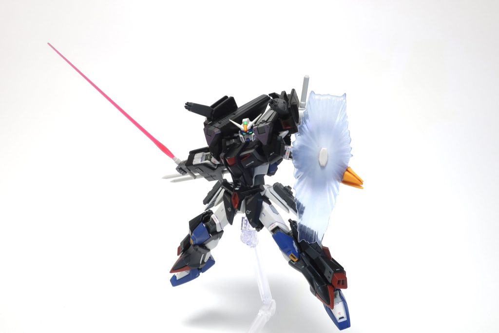 盾を持たせるとゴテゴテしすぎるため、ビームシールド装備に