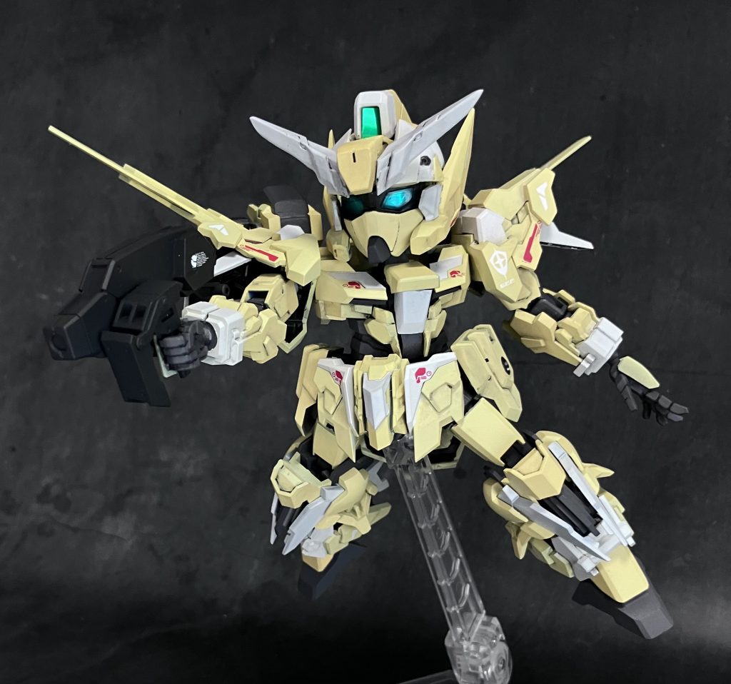 顔は差し替え式で、ガンダムフェイスにもできます。