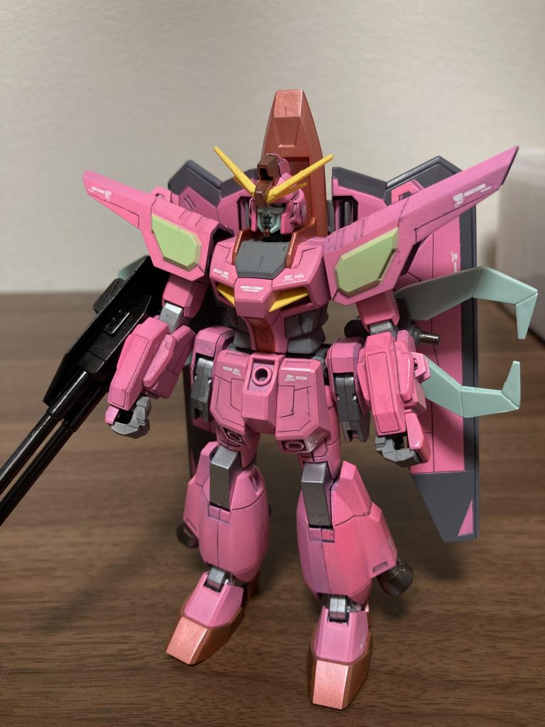 腕の合わせ目消しでペンサンダーを使ってたら失敗して部品をえぐってしまい、急遽ジャンクパーツで装甲追加してます。そのせいで腕の可動範囲が…