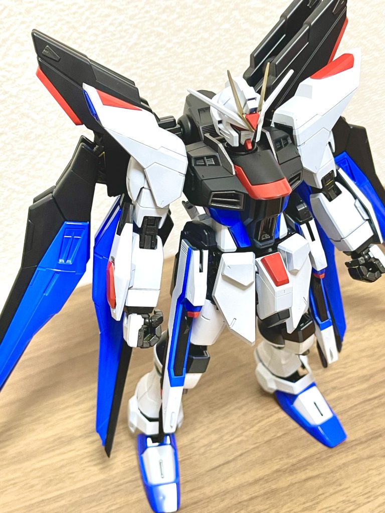 両腰にはレール砲とビームライフルどちらでも装備可能。