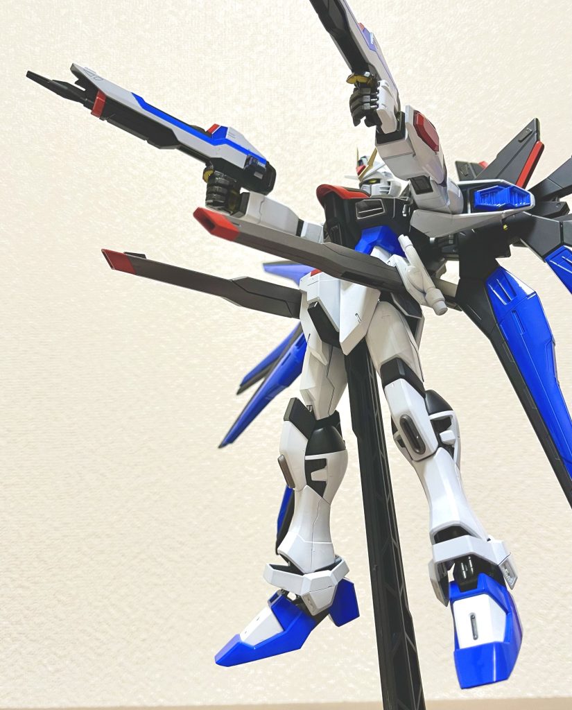 フルバースト状態。ドラグーン・システムは完成が遅延していたためビームライフル×2、クスィフィアス3レール砲×2、カリドゥス複相ビーム砲×1の計5門での攻撃になる。