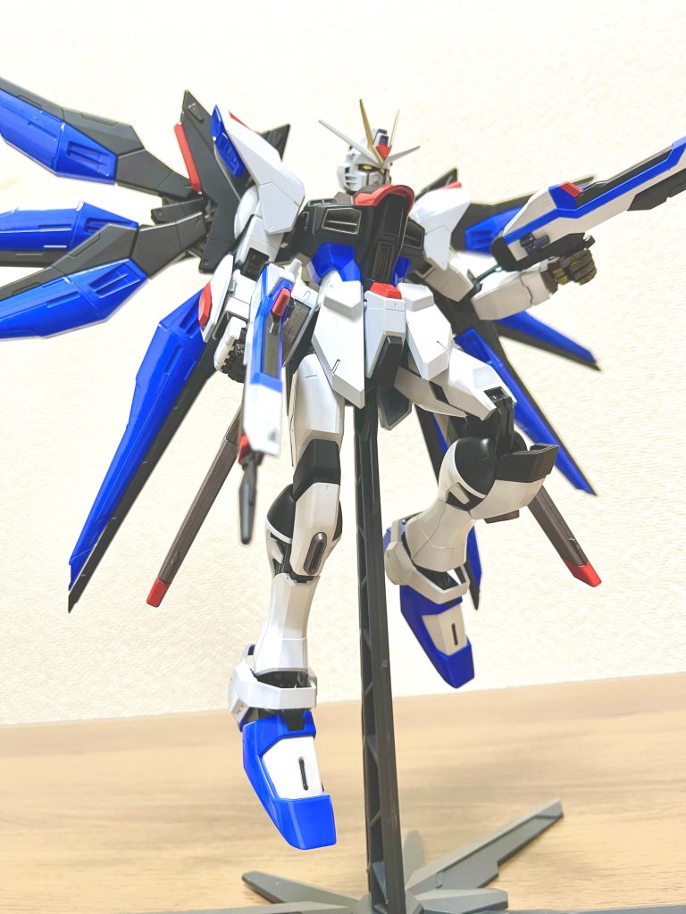 一応下記のような設定があったりします。本機の原型機はザフトにおいて先代機フリーダムと同時期に設計・開発が進められていた量産を想定していた試作機だが、導入する予定だった推進剤を使用しない次世代推進機関及びドラグーンシステムの開発が予定より遅れたため戦時中に完成が間に合わず、日の目を見ることはなかった物をクライン派がキラ専用機を準備するために秘密裏に奪取した機体。当初はフリーダムと同系統のフレームで組まれていたが、キラの搭乗を前提とした場合、機体として保てるギリギリのラインまで細かく装甲を分割する事で非常に高い機動性・運動性を発揮出来る計算にはなる代わりに剛性に課題が残る問題が発生。その問題を解決するためにフレーム自体にもフェイズシフト装甲材を使用して高機動戦闘にも耐えれるフレーム剛性を獲得することが出来た。この状態が本来のゴールドフレームのストライクフリーダムであり、フリーダムと同系統のフレームで組まれた方は名目上「零式」と呼ばれるようになった。