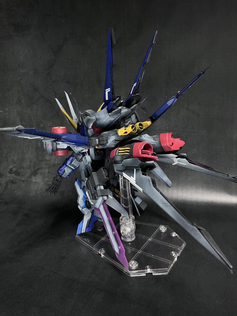 バックショットMGアストレイフライトユニットをほぼそのまま使ってます。アームを介して二振りの大剣を懸架できます。