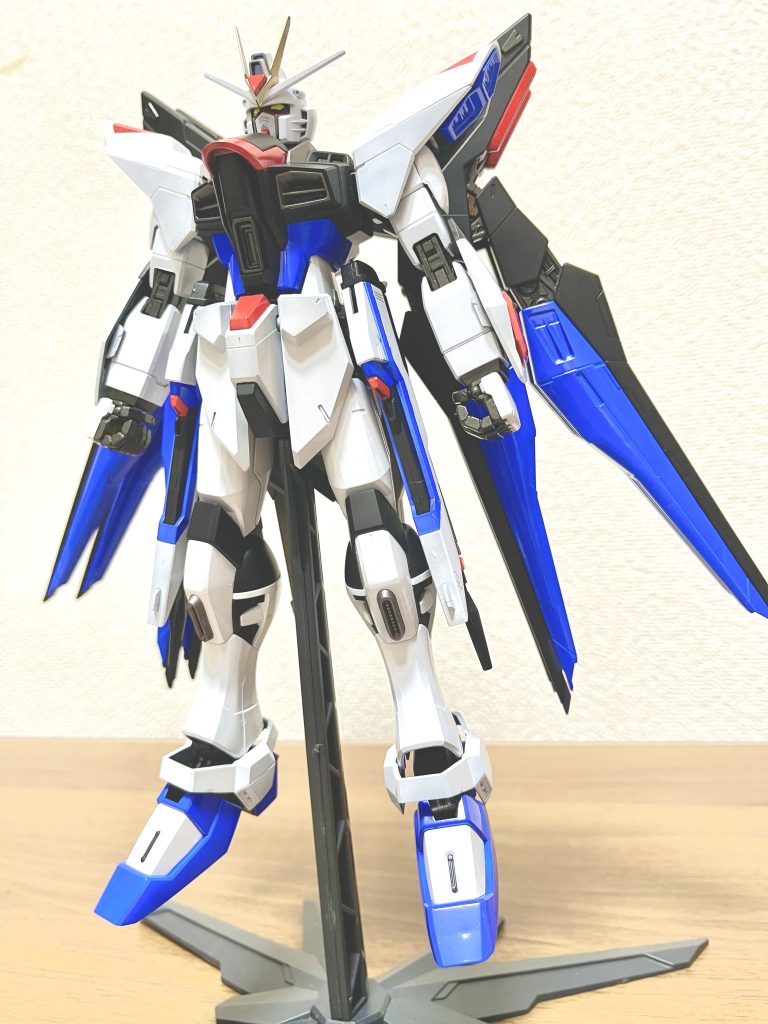 通常のストフリとの差としてはストフリの代名詞?とも受け取れるゴールドフレームを黒鉄色に変更した事になります。あと胸のダクトや両腰のクスィフィアス3・レール砲を焼鉄色に変えてます。他は基本色で全塗装してます。