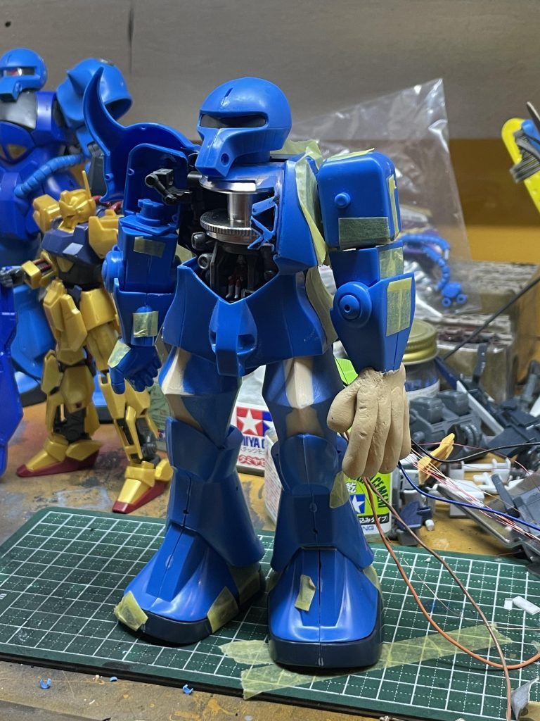 左腕製作開始、、グフの腕って、左右で大きさ違うんですよねっ!とりあえず、行き当たりばったりで、パテ盛り、、 この時点では、、、頭の中、不安でいっぱいでした。。 「どうしよう、、このキャッチャーミット」