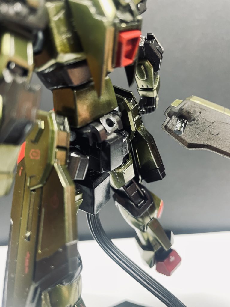 今回地味に拘ったポイントがリアスカートです。間接等の延長につぎリアスカートを独自で動かせるよう改造。HGのフリーダムでは固定されている為ポージングする際不便な所が出てくると思ったのでRGのフリーダムのように動かせるようしてみました。
