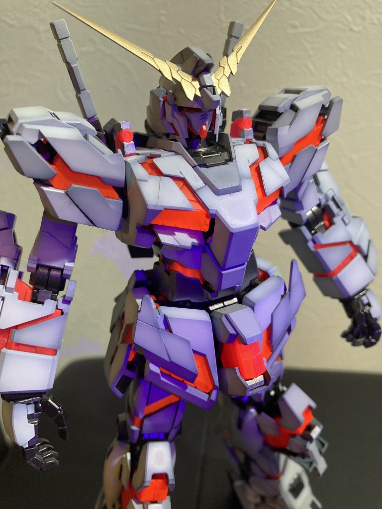 サイコフレームを蛍光塗料で塗装したので、ブラックライト当てると発光します。