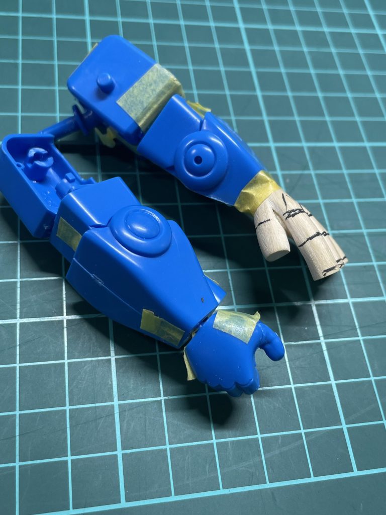 腕を小さくし、、ミットをカッターとヤスリ削り込みました。。