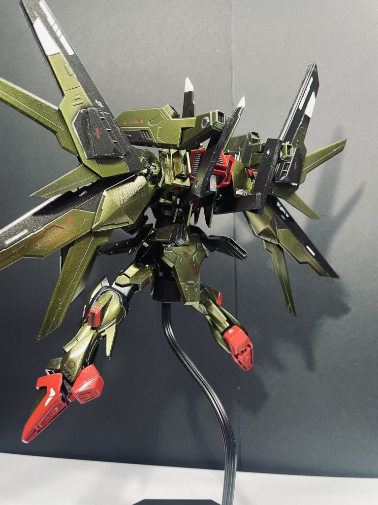 バックからはこのようになってます。色分け部分はマスキングしてたのですが見ての通り雑な部分が目立ってしまいました。