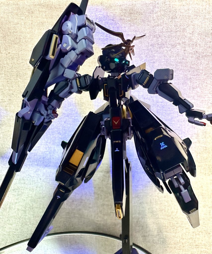 蓄光塗料を使ったのですが、蛍光カラーよりUVライトで強く発光する印象でしたライティングと撮影もどうしたら上手く撮れるか悩んでますガンプラやればやるほど、知りたいことが増える一方です