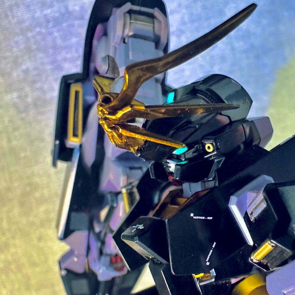 全体的に反射でゴールドが写ってたり、ゴールドに反射による複雑な光が入ってて練習にしては気に入ってます