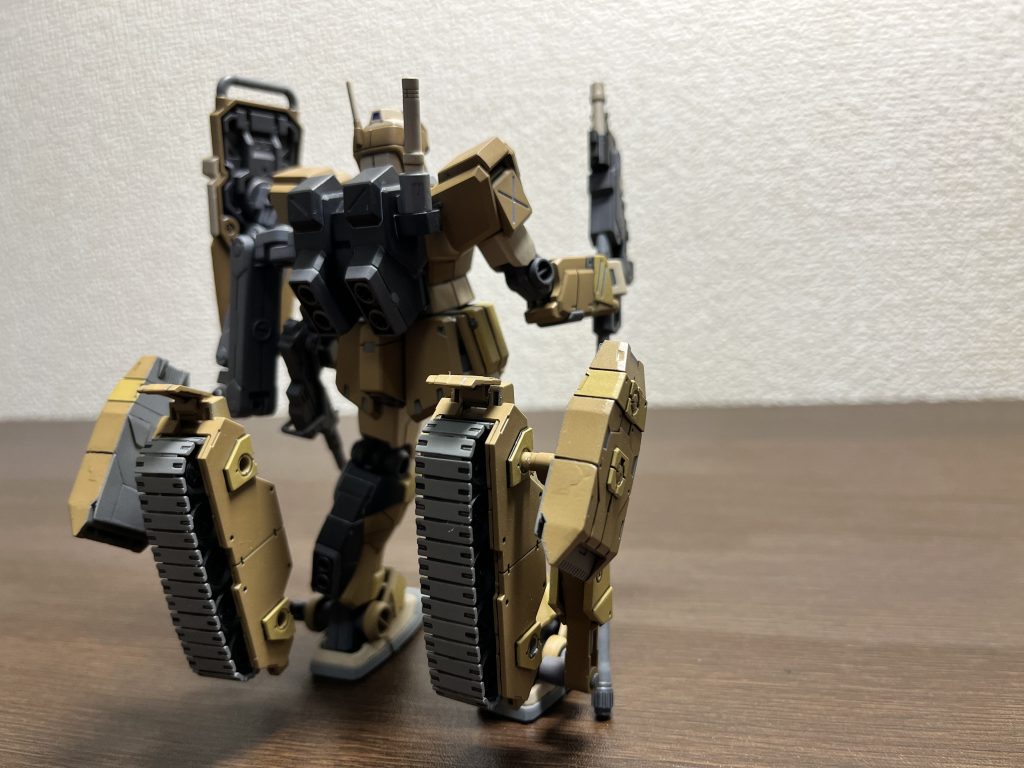 改造や合わせ目消しも初めての挑戦だったので、正直上手くいきませんでしたし、墨入れの色も後から後悔していたりしていますが1番やりたかった足にキャタピラつけるのと、シールドをフレキシブルアームで保持させるのができて満足してます