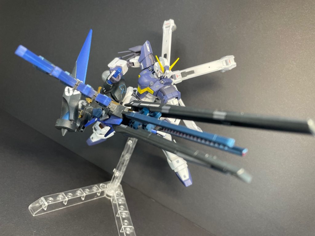 使用時には3分ほどのチャージ時間が必要である。絶大な威力の代償として、推力を使った反動制御が必要。そのため使用機体はクロスボーンガンダムなど背部に高出力のスラスターを備えている機体が望ましい。