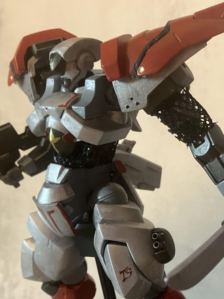 飛影は間接部分に忍者で言うところの鎖帷子があって、これはどうしても再現したく百均でメッシュファイルを購入して、それを関節部分に使っています