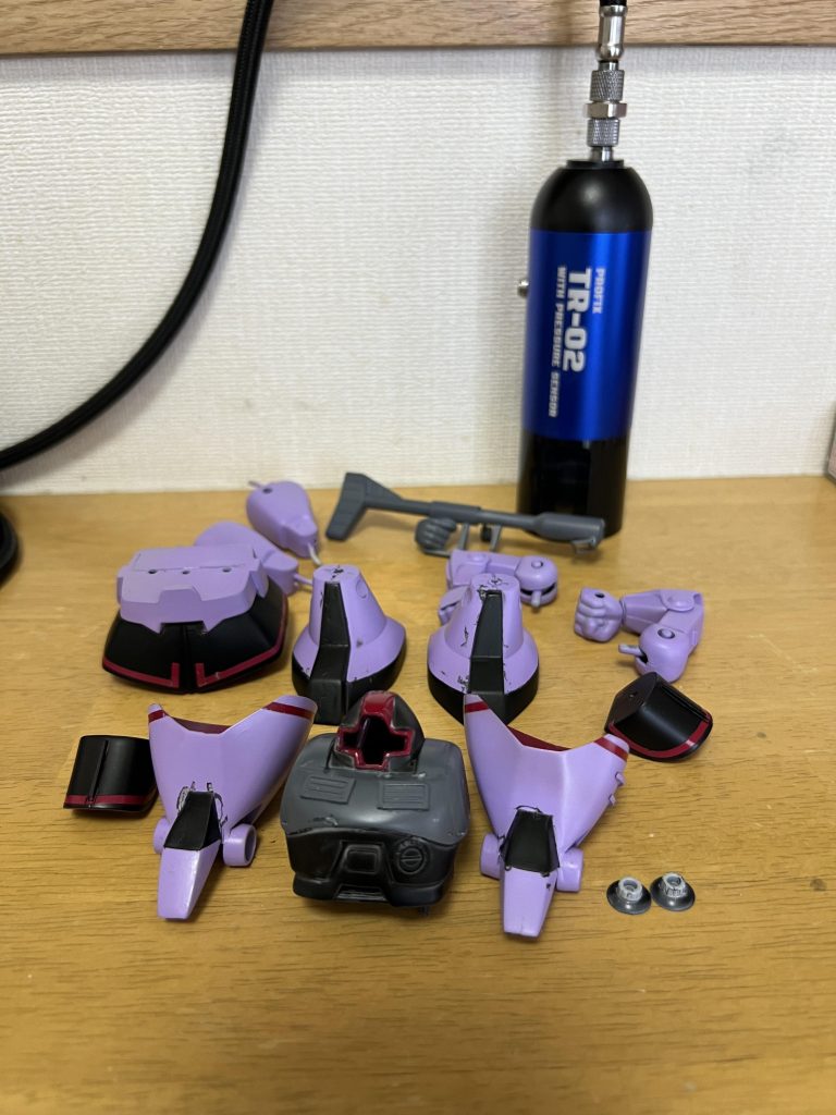 はみ出し、乾燥不足で下地ハゲ、失敗だらけですからサフからやり直す気力はないので筆塗りリタッチします。