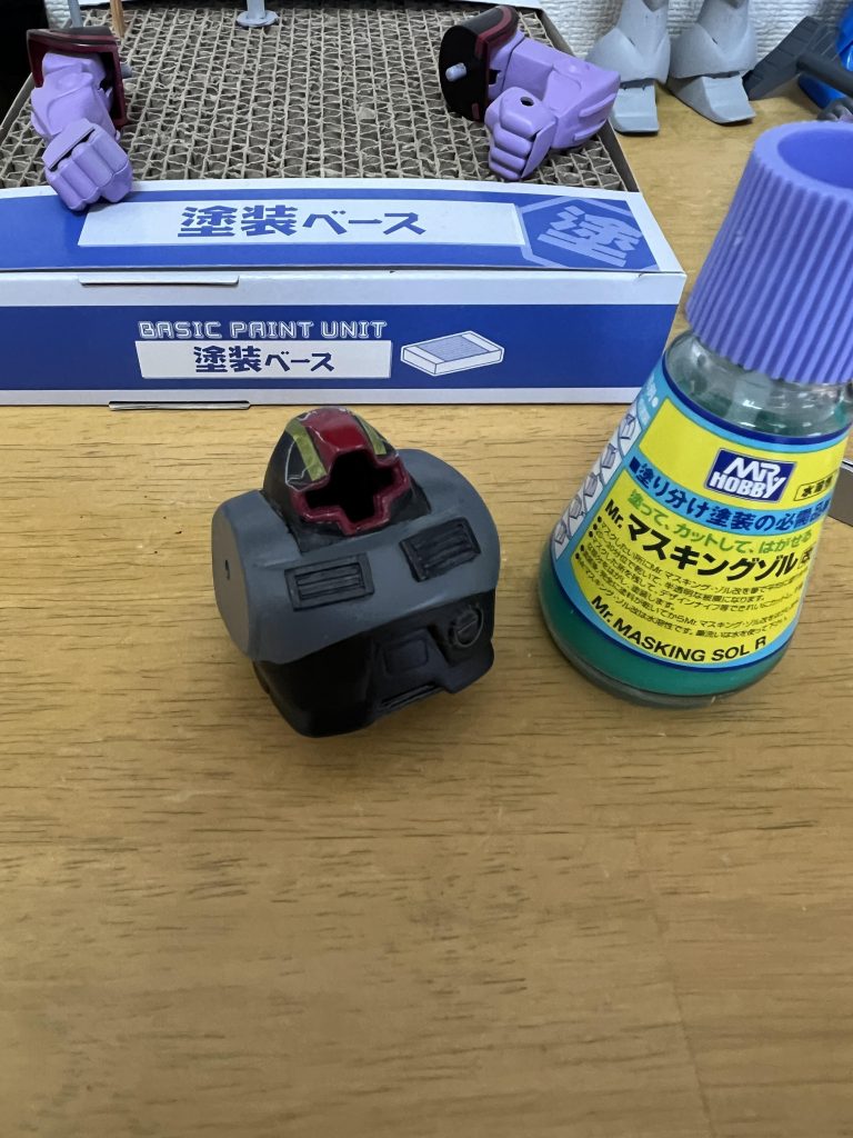 黒と赤塗り分け大変。マスキングゾル改デビュー。好きになった。マステ重なってるところもれなくはみ出してるし、失敗して覚えるんですね。マステの貼り方改めて見ると自業自得。