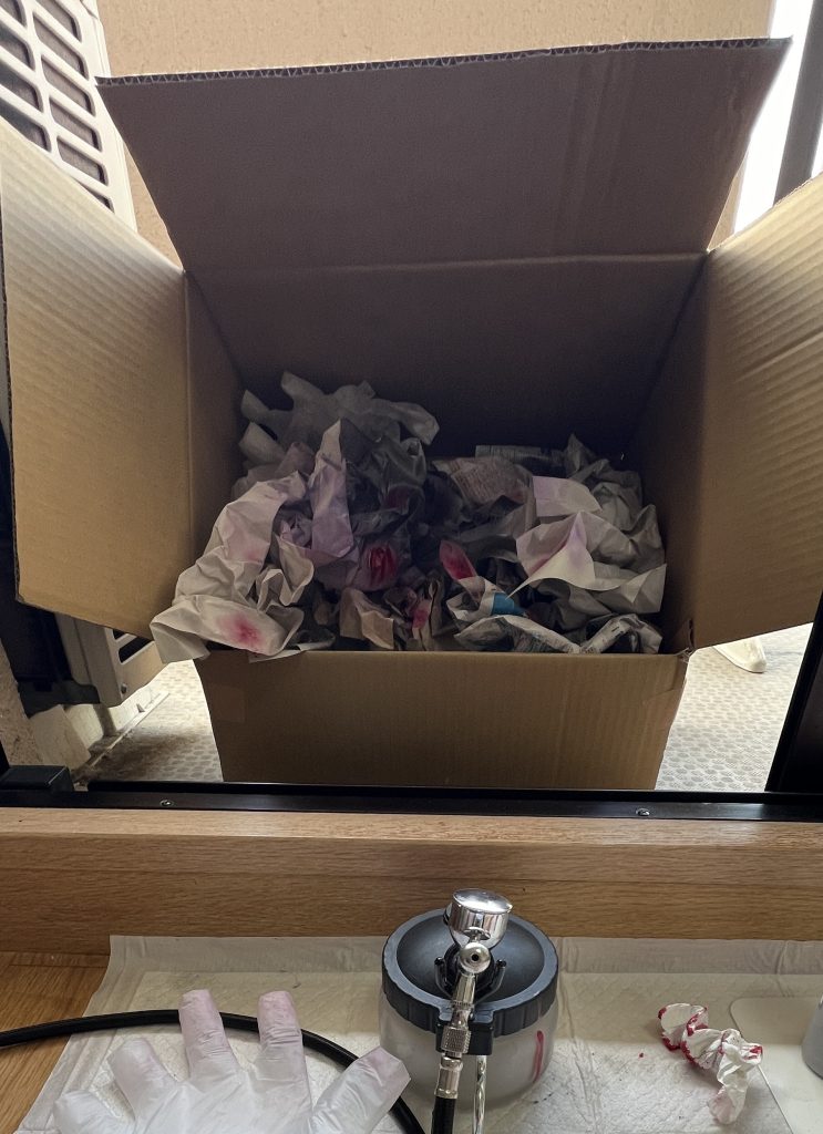 ベランダ塗装。熱風が入ってくる😅後ろに置いた扇風機で対抗。