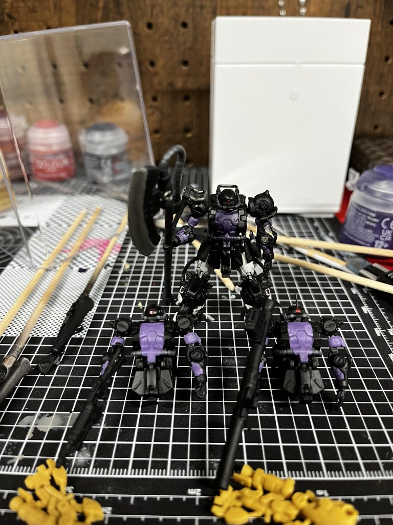 苦行の図😅途中で嫌になってきました💦同時に塗れば色も揃うんですが紫が微妙に白が強かったのでサイド調合して再塗装しました😭同じもの(厳密には同じではないが…)を何機も作れる人を尊敬します😂