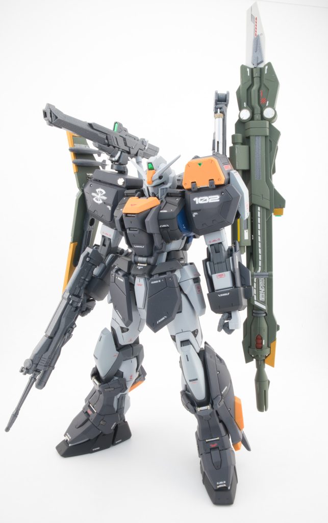 アサルトシュラウド。バックパックのビームサーベルのところにアグニを取り付けました。アグニは以前作成したストライクのものを使用してます。久々にメタルボールとか使ってみました。