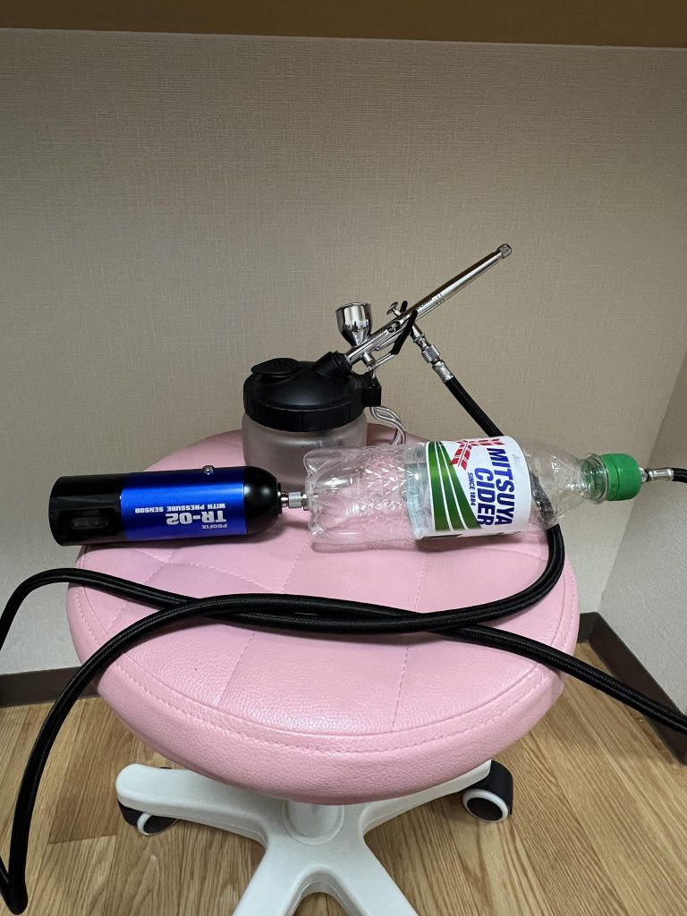 エアタンク代わりに三ツ矢サイダー。G1/8xG1/8ジョイント2つを前後にエポキシ接着剤で固定。今回の塗装はエアタンク無しです。エアタンクの意味よくわからん。エアポンプのオンオフは圧力スイッチだからタンクにエアが溜まるまでのタイムラグがあるだけ。