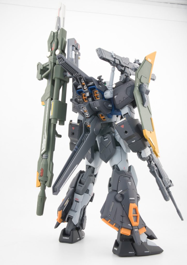 左肩にもランチャーのシールド（？）もストライクから拝借。