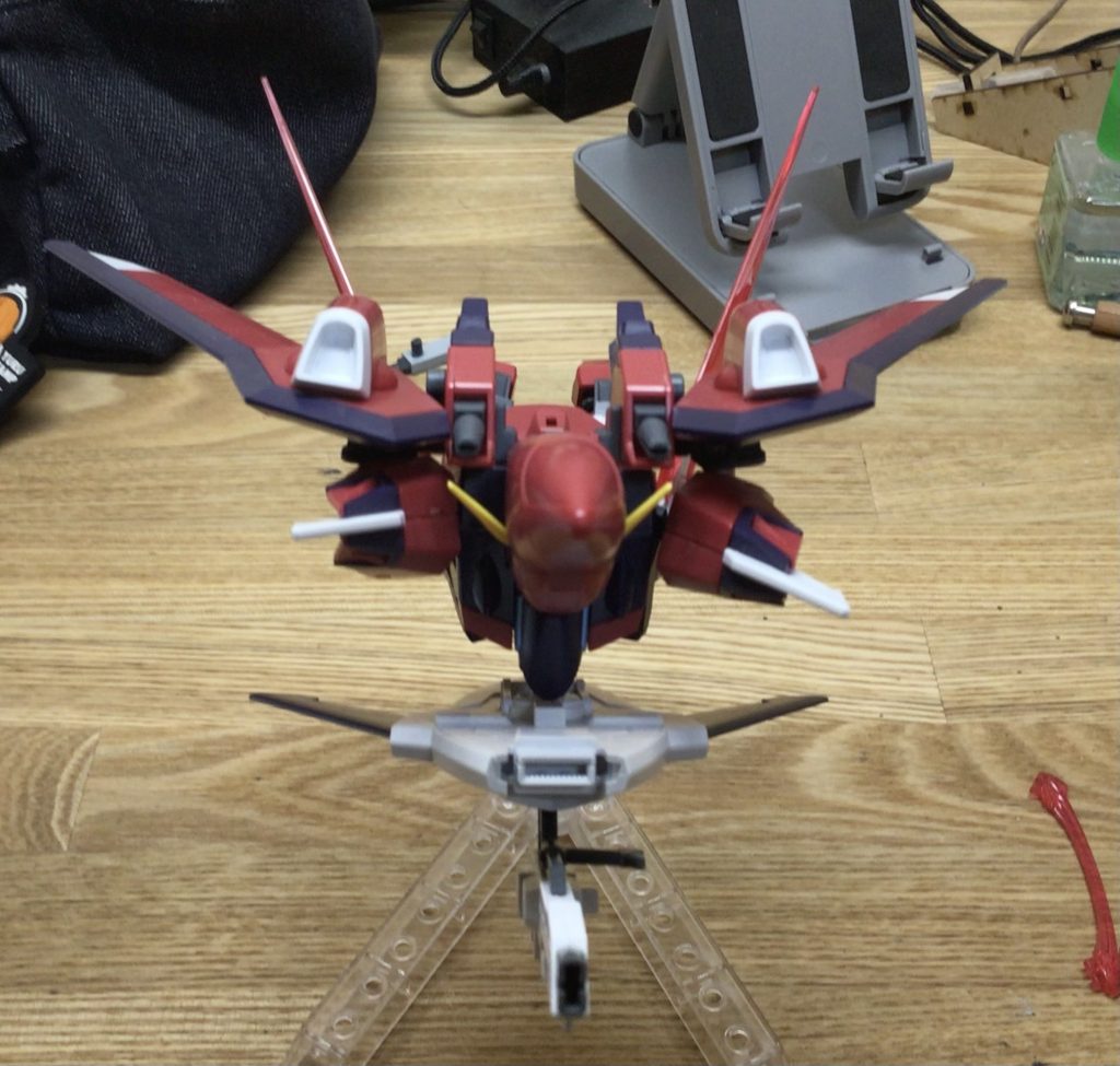 正面オリジナル要素としてヴィーゼルナーゲンビームブーメランを腰部に装着したままビームを展開してF35の垂直尾翼みたいにしました。※RQM フラッシュエッジ4 シールドブーメランは説明書では羽を展開してないけど説明書の背面で展開した写真が載っているのでオリジナル要素ではない