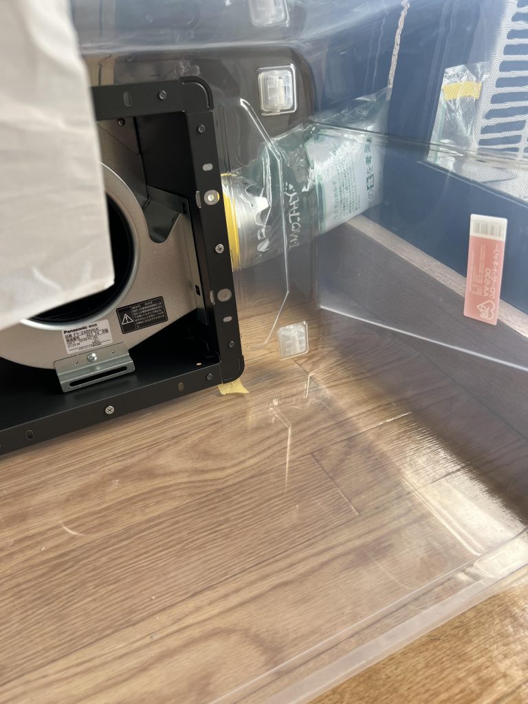 排気はとりあえずビニル袋wこの季節熱風が窓から入ってきます。扇風機で対抗。気持ちだけ。