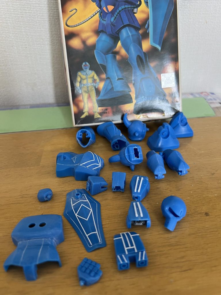 筋彫りやらずになんとか大きい面にディテールアップしたかったのです。後ハメ加工。瞬着の硬化促進スプレー買って使い始めました。良さげ。それにしてもなんで瞬間で接着しないんだ？昔から？プラだから？