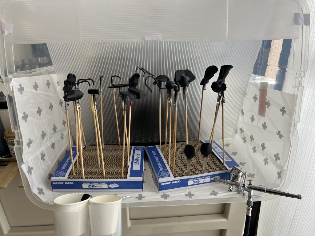 この後、紙コップに膝が当たって黒サフをブチまけます。