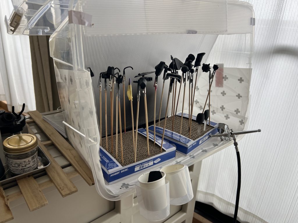 衣装ケースにパナのFY-24BM6Kをつけて百均のエアコンフィルターとクレオスのハニカム、プラダンの斜め板を設置してネロブースもどきにしました。衣装ケースの四角穴明けが苦労しました。充電式エアブラシでは充分な吸い込みかと思います。衣装ケースは400x530x310mm。9000円くらいで作れました。