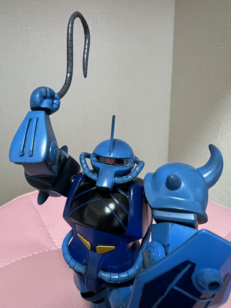 筋彫りは苦手なので前腕と胸部と盾にプラ棒貼り付けてディテールアップしてみました。塗り分けは難しい。コックピットはうまく塗り分けできなかったのでプラ板貼り付けました。