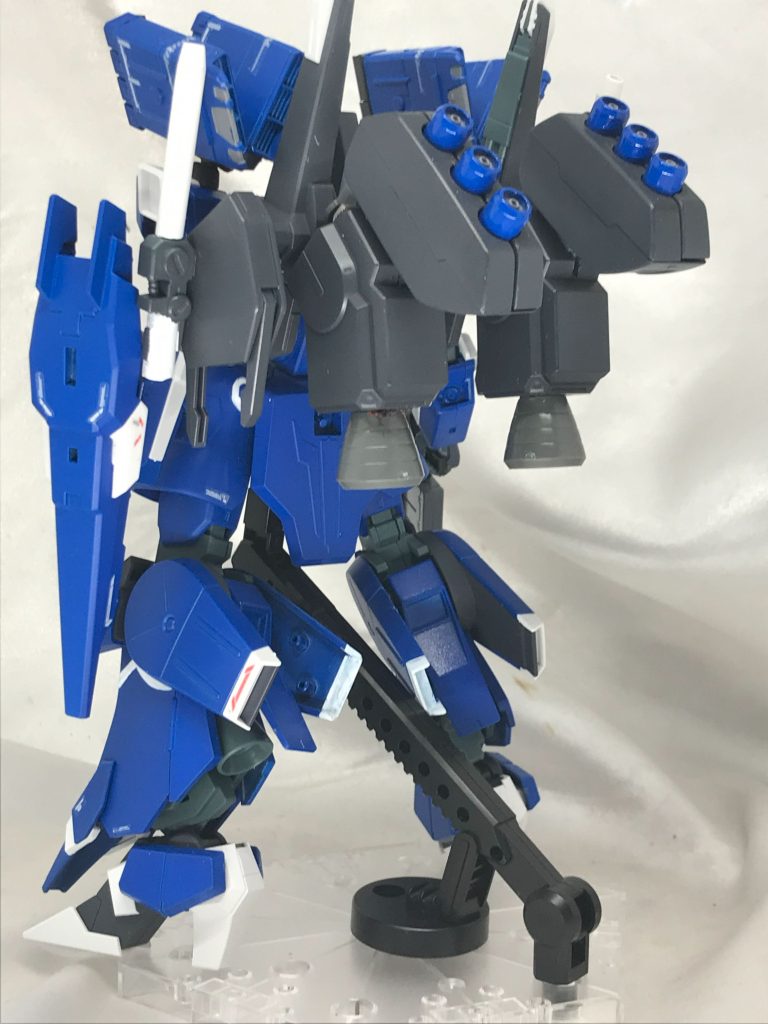 背面。もともとインコムだった機体を今回はファンネルに。ファンネルコンテナはまんまサザビーのものを流用しました。接続角度を変え、いったん後ろに射出される感じです。