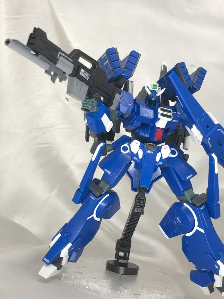 武双はサザビーのビームショットライフルの下部にグレネードをつけてオリジナルっぽく、つや消し吹いたのに角度によってめっちゃツヤが出る不思議。