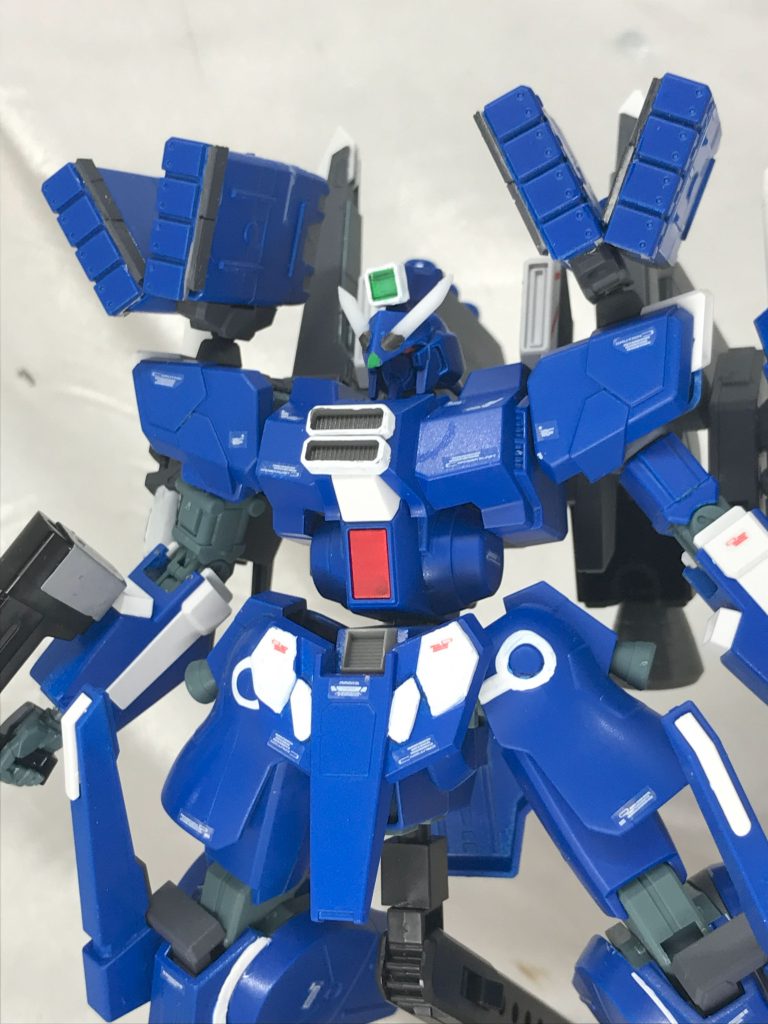 頭のみ結構苦労しました(;゚□゚)基本はHiνの頭、そこにいろいろジャンクパーツを貼りつけて作りました。本来角はユニコーンにする予定でしたがシンプルな筒にしたほうが好きだったんでこっちにしました。