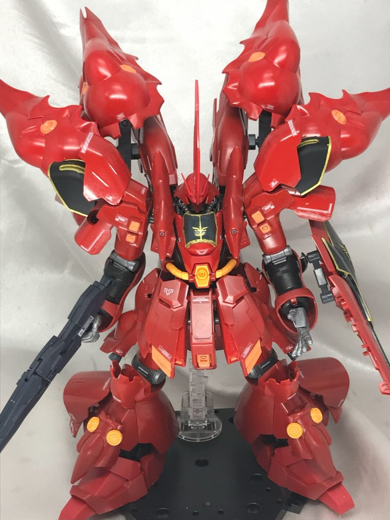 ファンネルタイプはコンテナからクシャトリアのバインダー型に。シナンジュの素材を使ってより流線型で棘のあるデザインにしました。胸のエングレービングめっちゃはみ出してるのは今投稿中に気づきました悲しい。