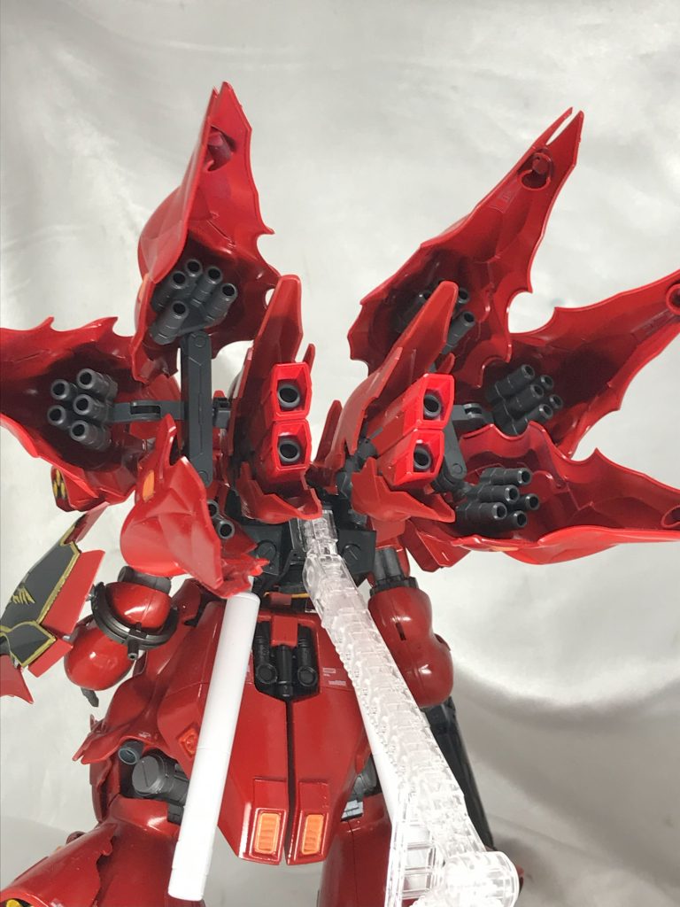 一見推進に見えますがバインダーのは全部ファンネルです。ファンネルはSDのネオジオングの拳部分を取り付けて筒ファンネル風にしました。30基のファンネルはすごそうです。