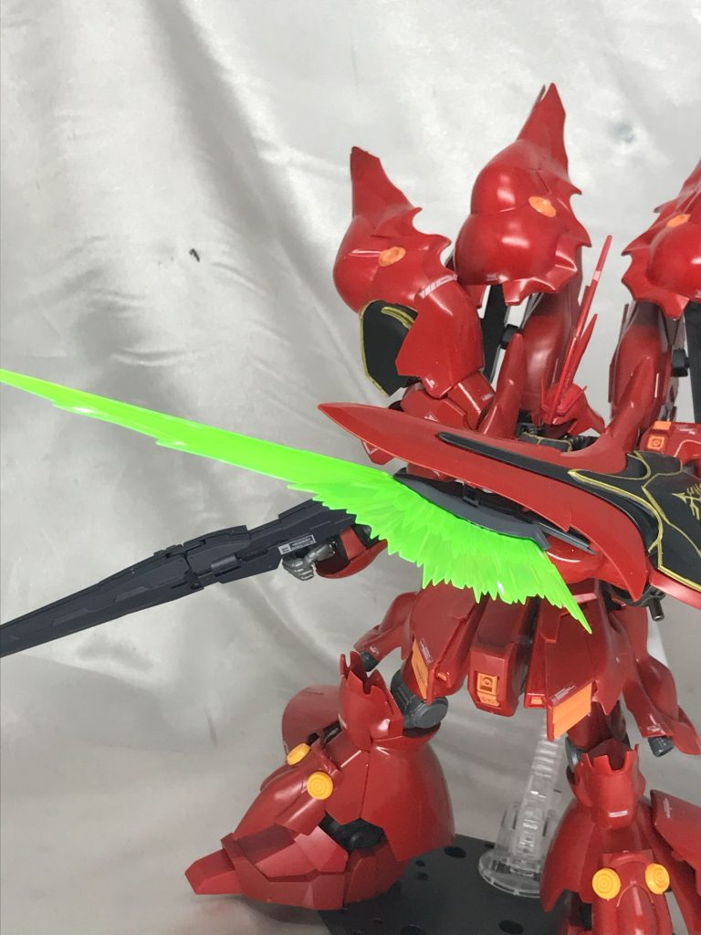 近距離武器はシールド一体のビームサーベル。防御しながら近づいて斬る、そういう戦いをしそうです。この巨体をこんなシールド一枚で守れるのかは不明です。