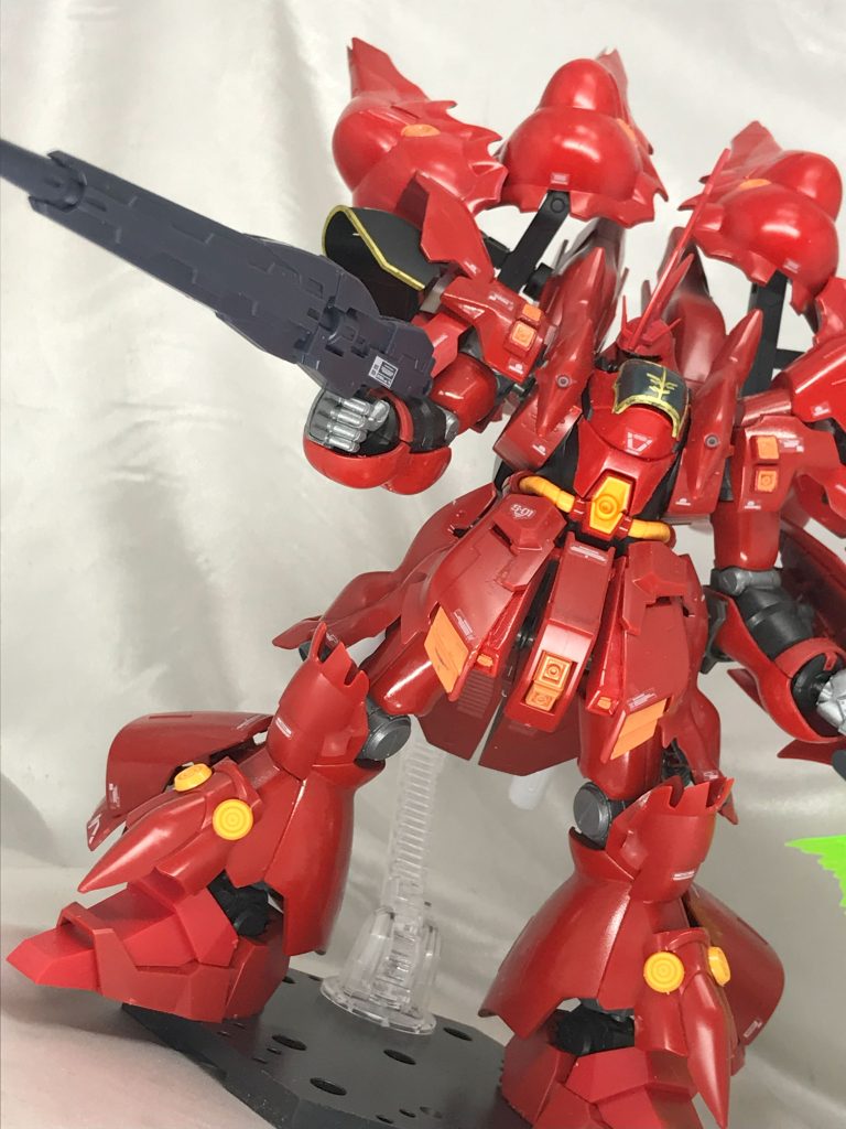 武器はシンプルにビームライフル。ジOの時からそうですが、こういうラスボスほどシンプルなライフル持ってる気がします。ぜいたくを言えば付録限定のロングライフルが欲しかったんですがそんなものないのでこのライフルで。