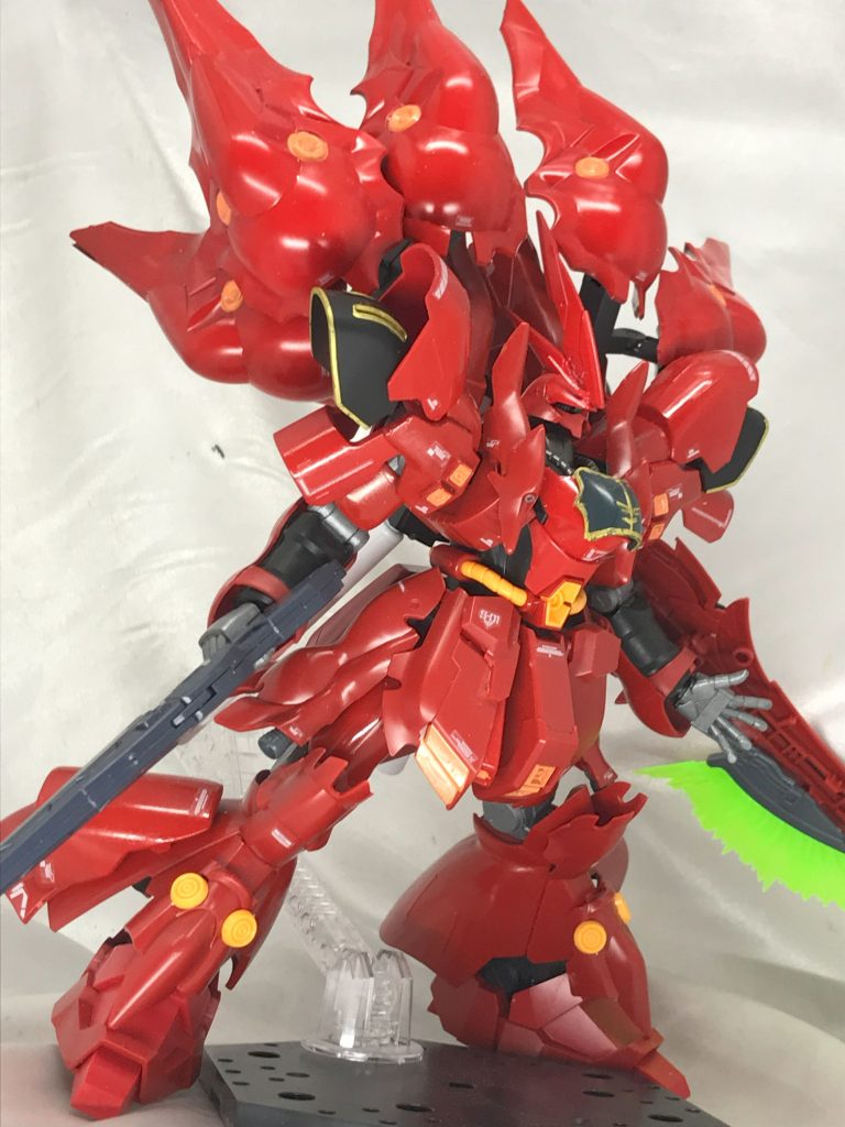 ボディはサザビーをそのまま使ってるのでかなり上に顔をあげられます。それにより前進ポーズっぽいものも取らせられます。脚がでかいので上半身にかなりボリュームをつけられて楽しかったです。