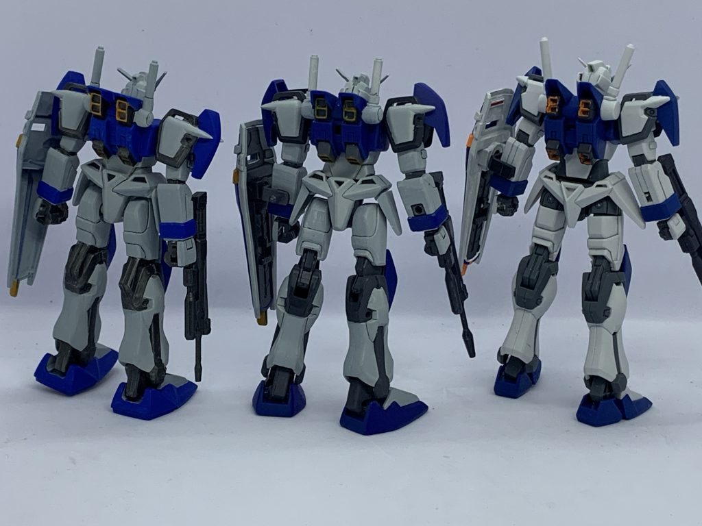 左からコレクションシリーズ、旧HG(SEEDカスタムキット使用)、HGCE。HGCEのオレンジはシタデルカラーファイアドラゴンブライト、グレーはMSファントムグレー、盾の青はクレオスインディブルー、同じく白はシタデルカラーコラックスホワイト。