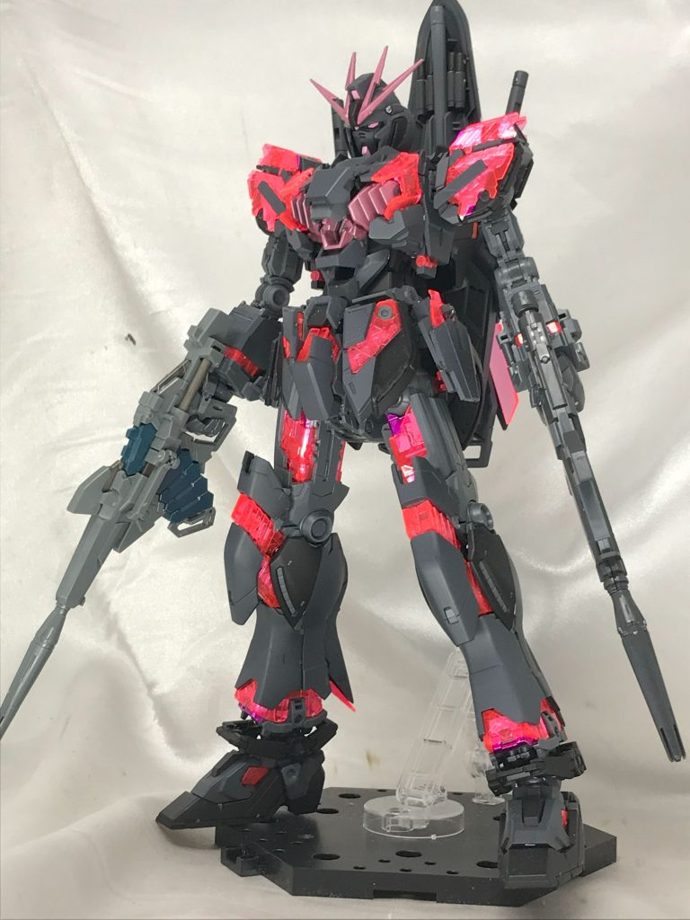 全体。９９％ナラティブの色変えです。サイコフレームの裏にメッキシルバーを縫って、一部光り方を変えています。元々ピンクじゃなかった部分は塗装でメタリックなピンク色に塗りました。