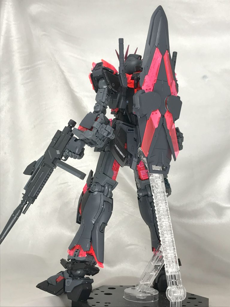 背面。両手に武器を持っているのでシールドは背後に。見慣れてる人はわかるかもしれませんが盾のサイコフレームはMGユニコーンのものになってます。元々ついていたほうはユニコーンに移植してます。